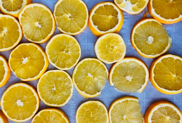 Christmas Activities and Christmas Crafts for Kids: Drying fruit for garlands