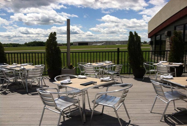 Image of restaurant patio near airport - Restaurants Where Kids Can Play