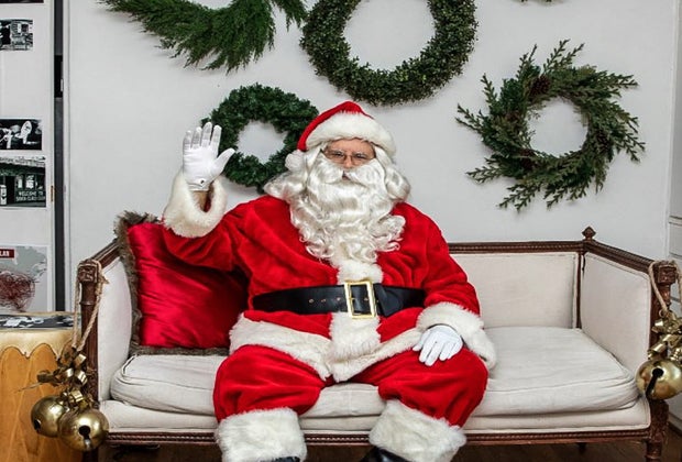 Christmas Light Displays in Los Angeles: Santa at 123 Farm