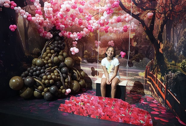 The Balloon Story : selfie on on a swing