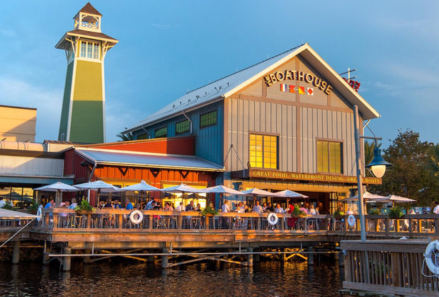 Dockside dining. The Boathouse