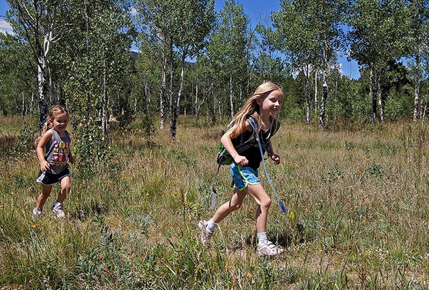 girls hiking in Golden Gate Canyon State Park.