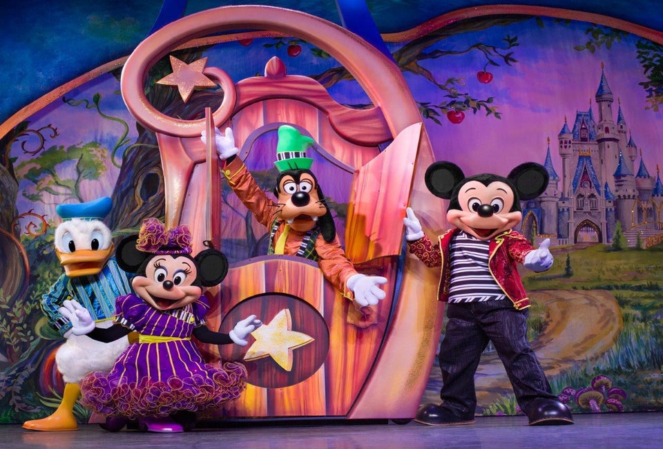 Mickey Mouse brings his friends to the stage in Doorway to Magic
