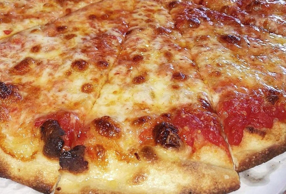 Frank Pepe's delicious pizza. Photo courtesy of @threeohfries
