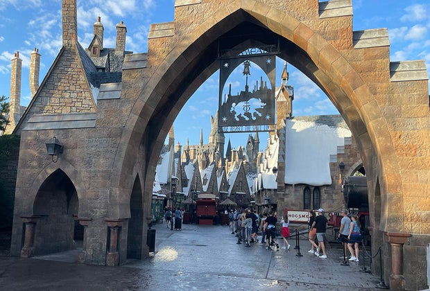 Visiting Wizarding World of Harry Potter in Orlando: Tips For a Magical Experience Status message