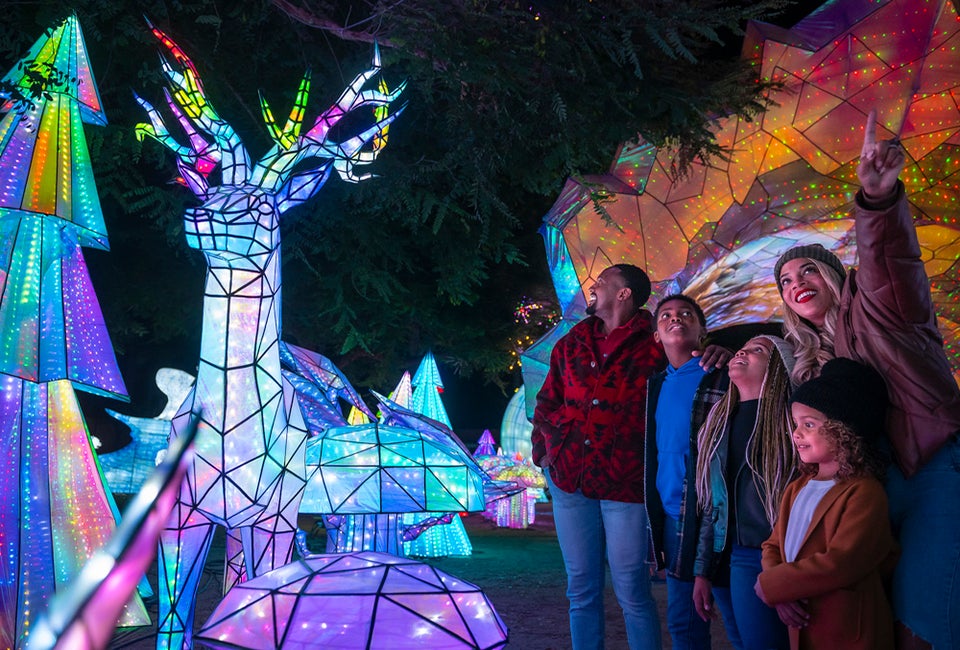 LA Zoo Lights: Animals Aglow makes a festive family evening. Photo by Jamie Pham