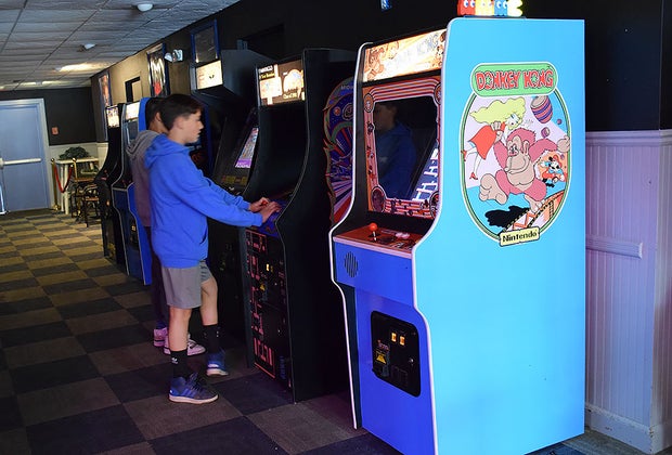 Axe Throwing and Smash Painting arcade