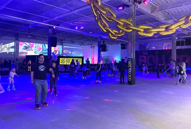 Roller skating at the Roller Wave: Wide view