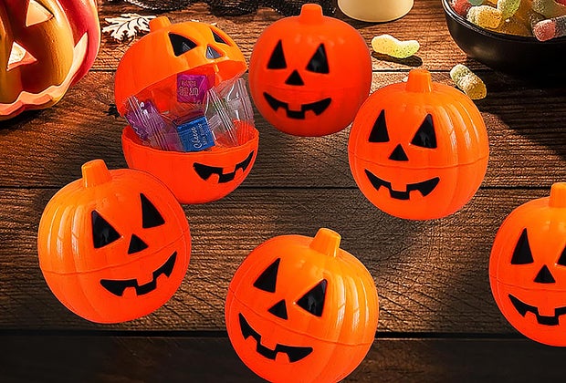 Halloween Scavenger Hunt idea: fillable plastic pumpkins