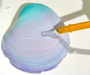 Seashell crafts are a fun way preserve beach-day memories. 