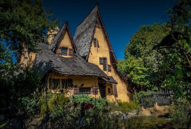 ree Haunted Houses and Halloween Displays in Los Angeles: Witch's House