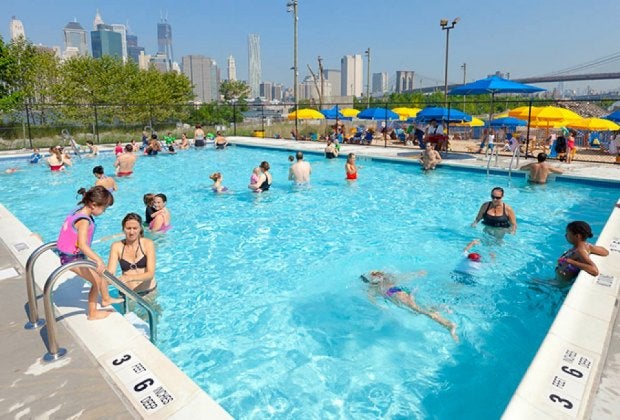 Labor Day Weekend 2018 is the the last weekend to enjoy the amazing Pop-Up Pool in Brooklyn Bridge Park. Etienne Frossard for BBP