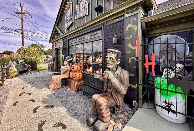 The Haunted House of Hamburgers has eye-popping displays inside and out.
