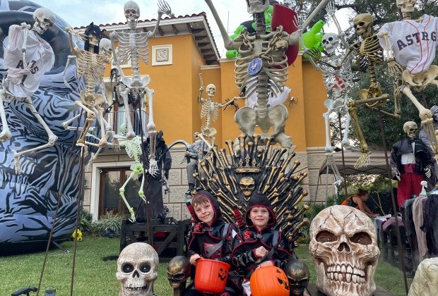 The "Halloween House" of Braes Heights. Photo by Jessica Stautberg.