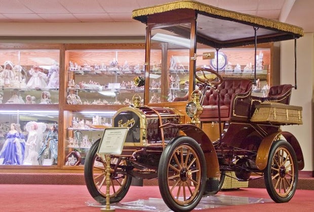 Free Indoor Things To Do in Los Angeles Indoors: The Lower Salon