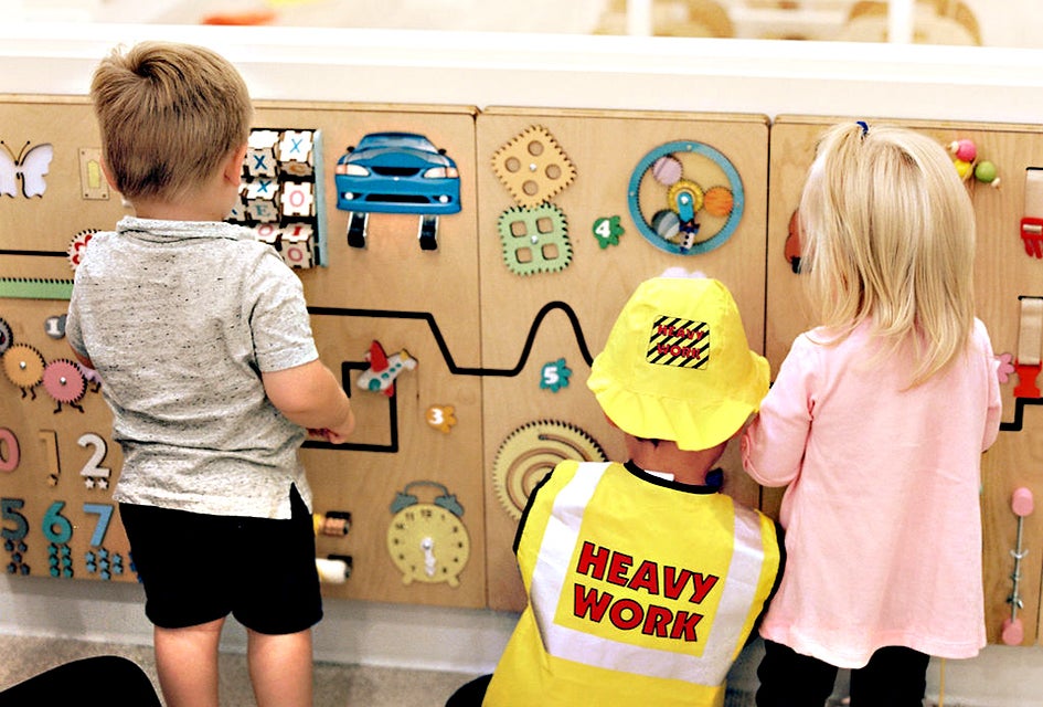 Tig & Peach is a thoughtfully designed indoor play space for young children, parents, and caregivers. 