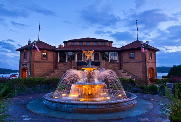 Picture of the Angel fountain in Lake Geneva, close to Lake Geneva hotels.