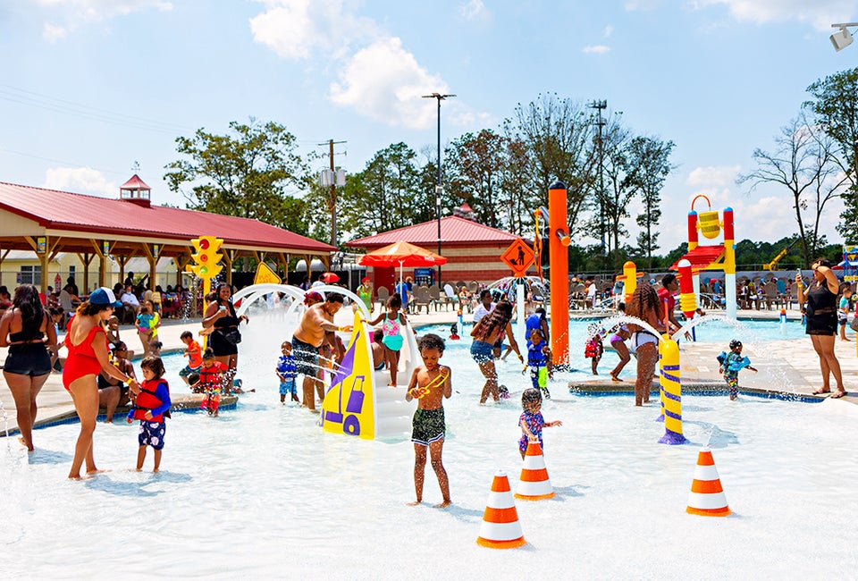 Little ones will love the shallow water play at Jackhammer Bay in The Water Main. Photo courtesy of Diggerland USA