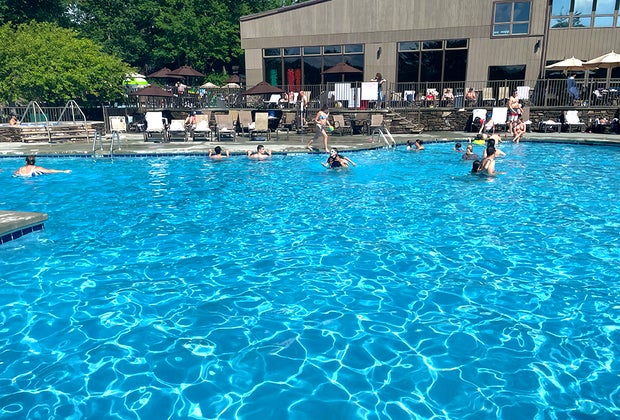 Woodloch Resorts: Swimming in the pool at Woodloch Pines